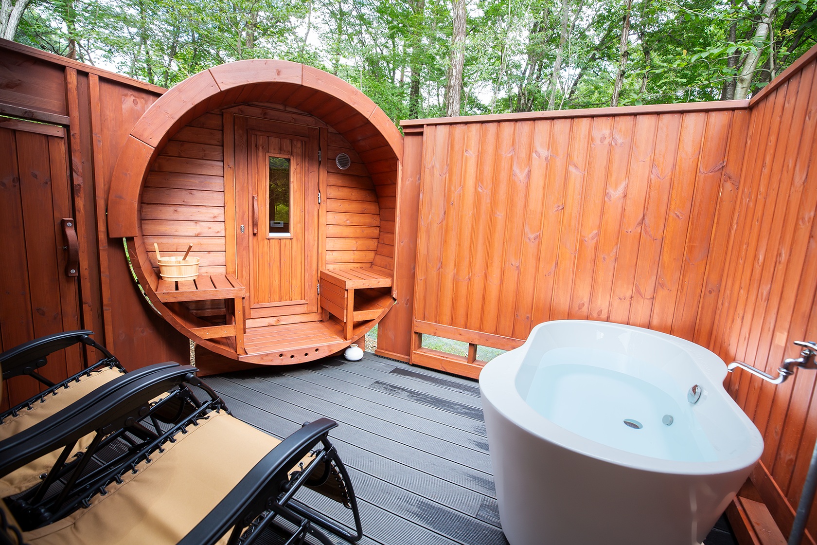 【サウナ設備 】 ・バレルサウナ（電気式ストーブ・最大4名） ・露天風呂 ・ロウリュ用桶・ラドル ・サウナチェア（3脚） ※冬季（12〜3月）は水道管の凍結により露天風呂は使用不可となります。室内浴室をご利用ください。