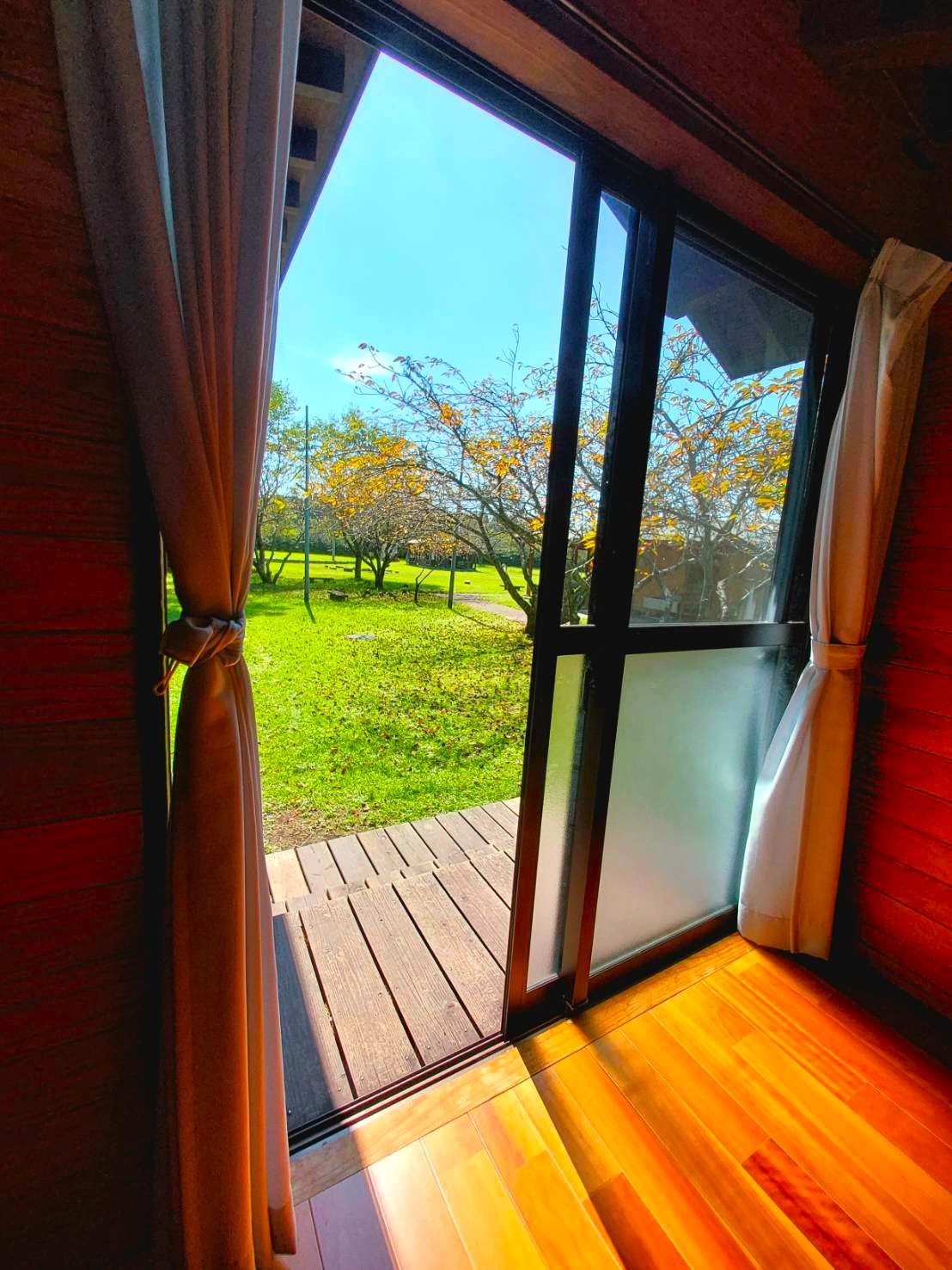 バンガロー大　エアコン・屋根付きウッドデッキ　寝袋つき　禁煙　ファミリー　グループ