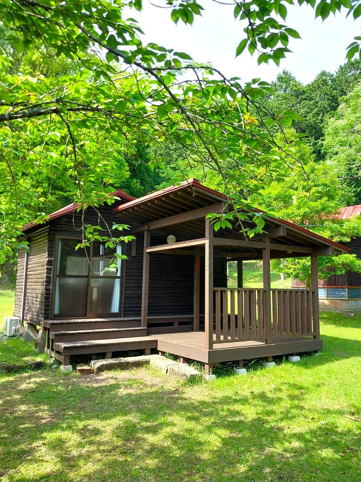 バンガロー大　エアコン・屋根付きウッドデッキ　寝袋つき　禁煙　ファミリー　グループ