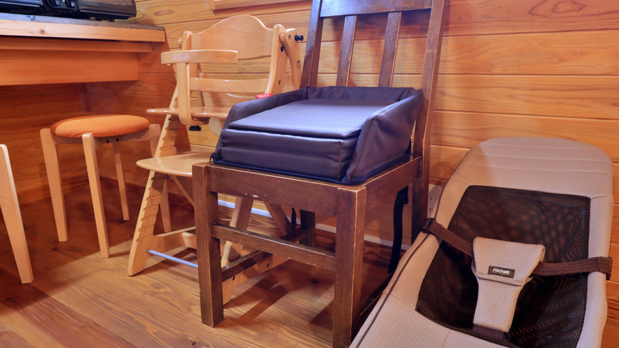 【ダイニングスペース】お子様向けの椅子もあるので安心です。