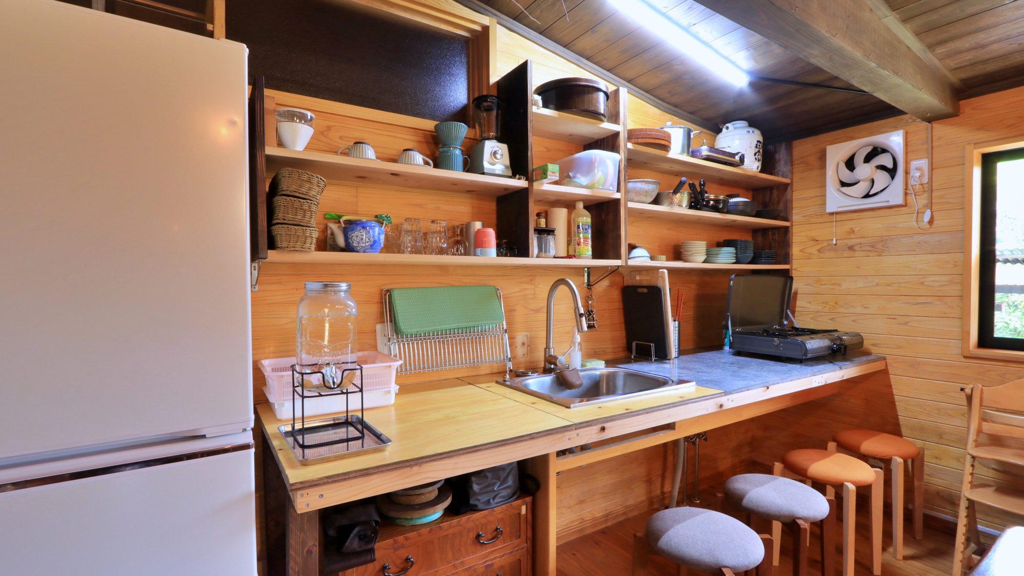 【ダイニングスペース】簡易キッチンや調味料も揃っています 