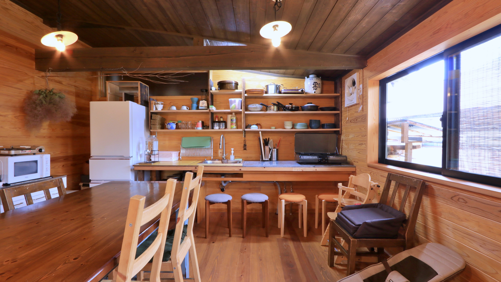 【ダイニングスペース】簡易キッチンや調味料も揃っています 