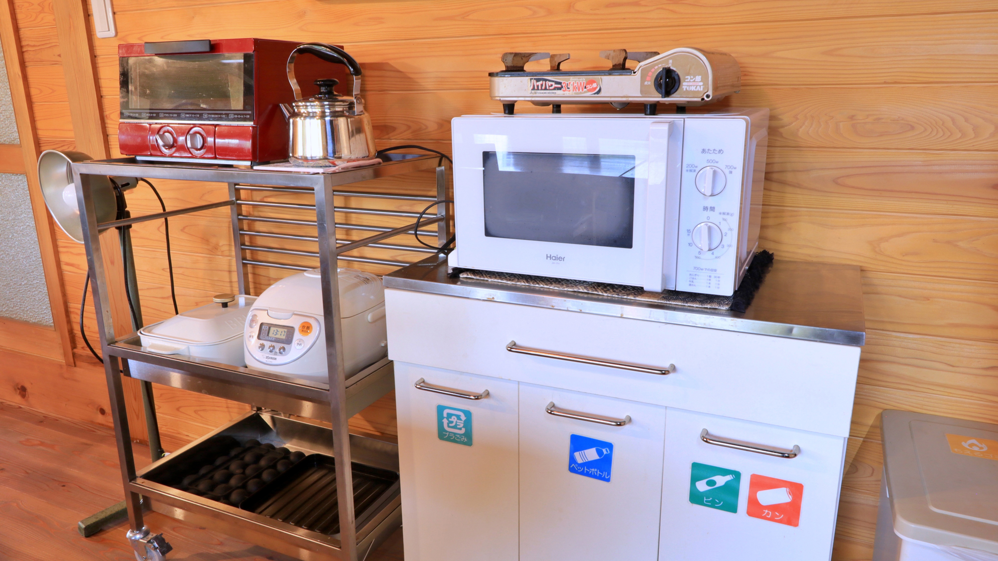 【ダイニングスペース】炊飯器やレンジも備えています。