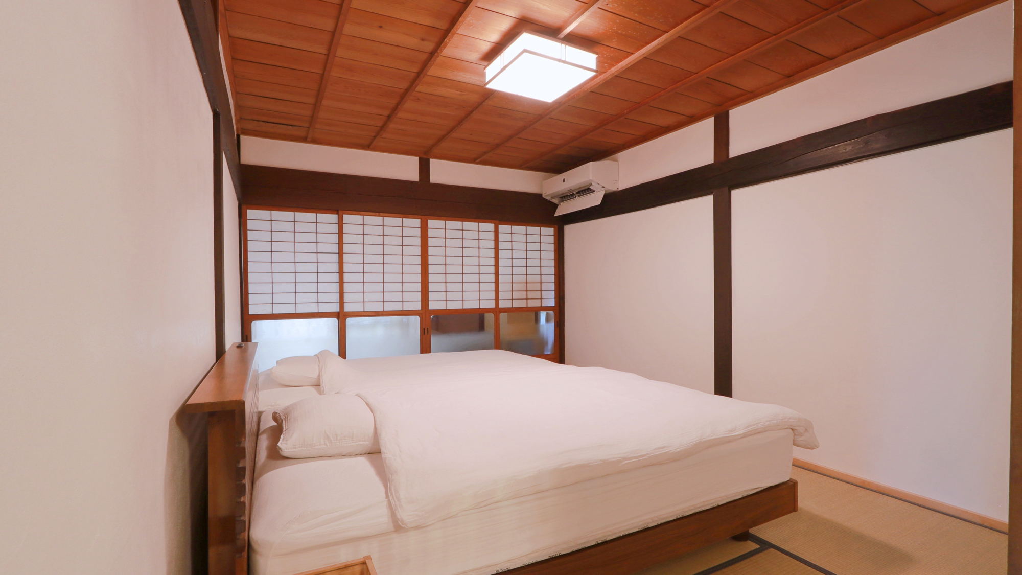 【部屋】ダブルベッド1台とセミダブルベッド1台 （最大4名利用）