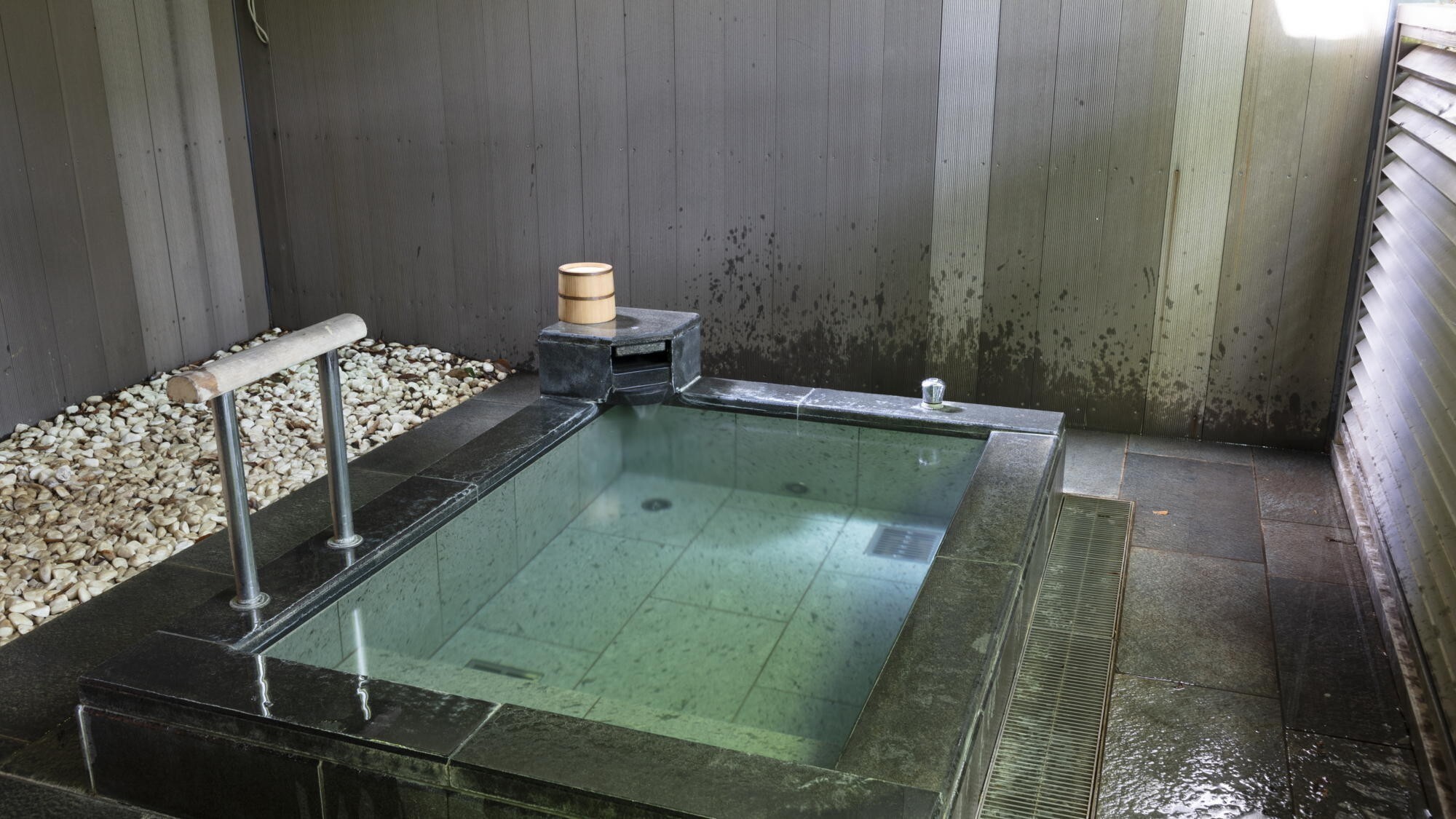 【スーペリアツイン／温泉露天風呂付（岩風呂）】露天風呂 