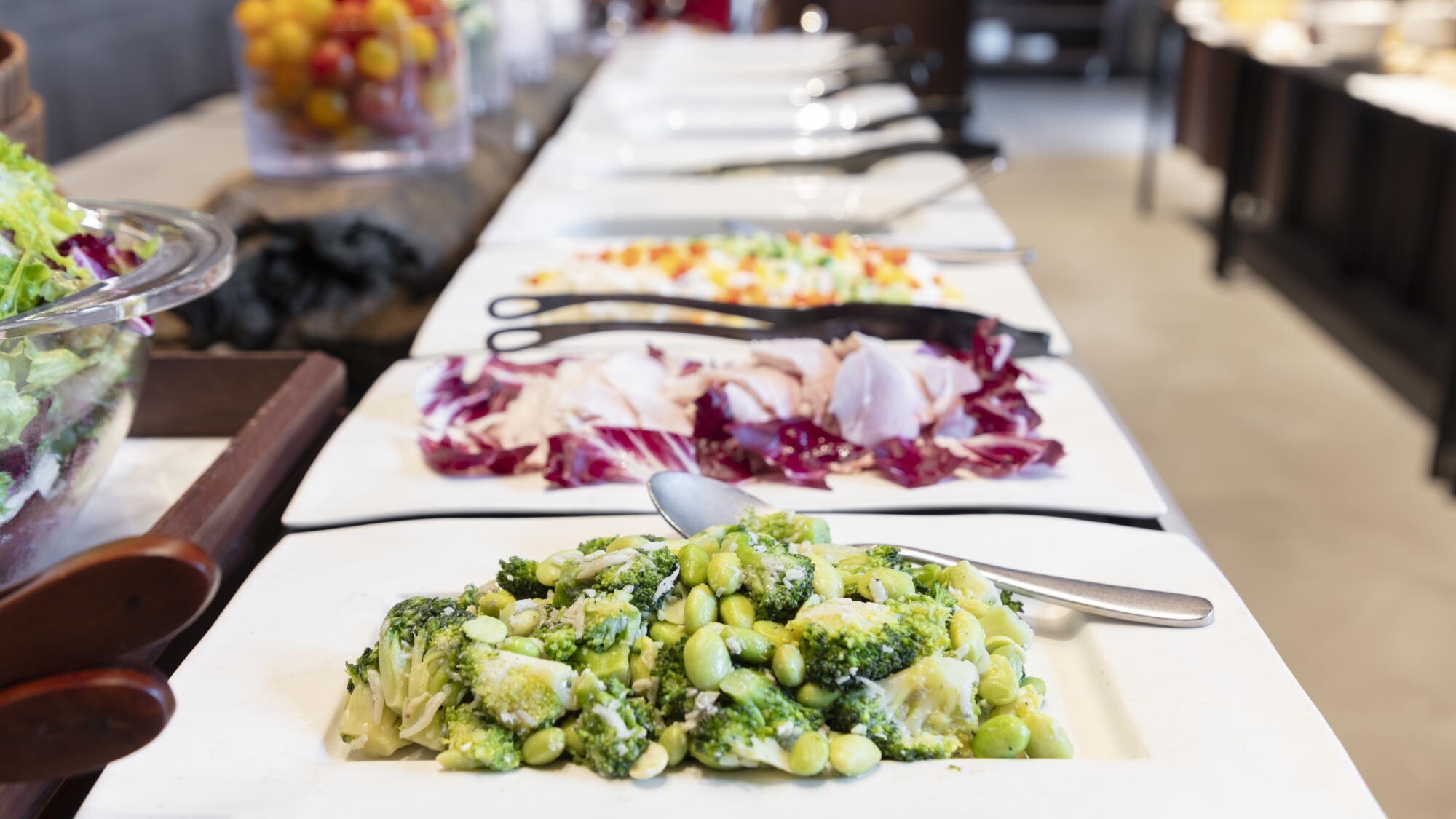 【朝食】当館の農園や近郊で採れたお野菜をふんだんに、サラダをお楽しみいただけます。