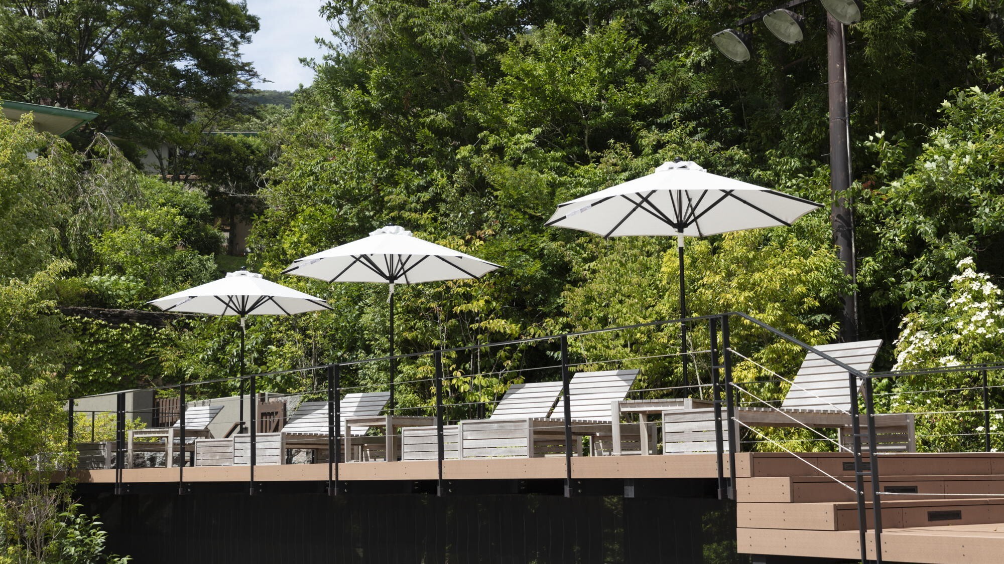 【フォレストテラス】早雲山を一望できるウッドデッキのテラス