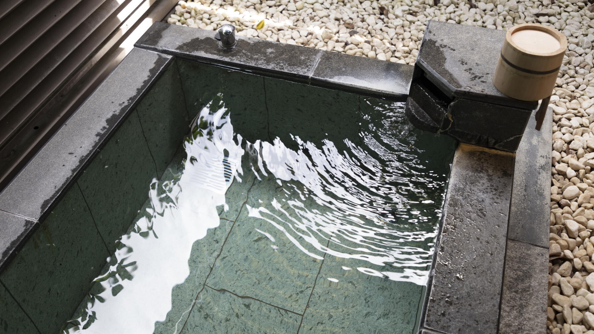 【デラックス和洋室／温泉露天風呂付（岩風呂）】露天風呂