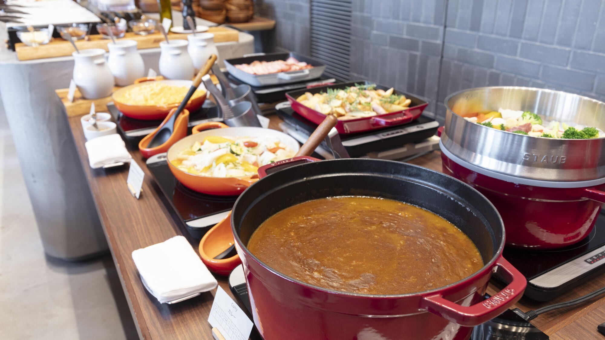 【朝食】炊き立てのごはんや日替わりのメニューのご用意もございます。