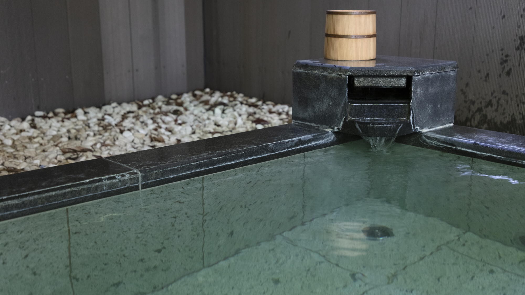 【スーペリアツイン／温泉露天風呂付（岩風呂）】露天風呂 