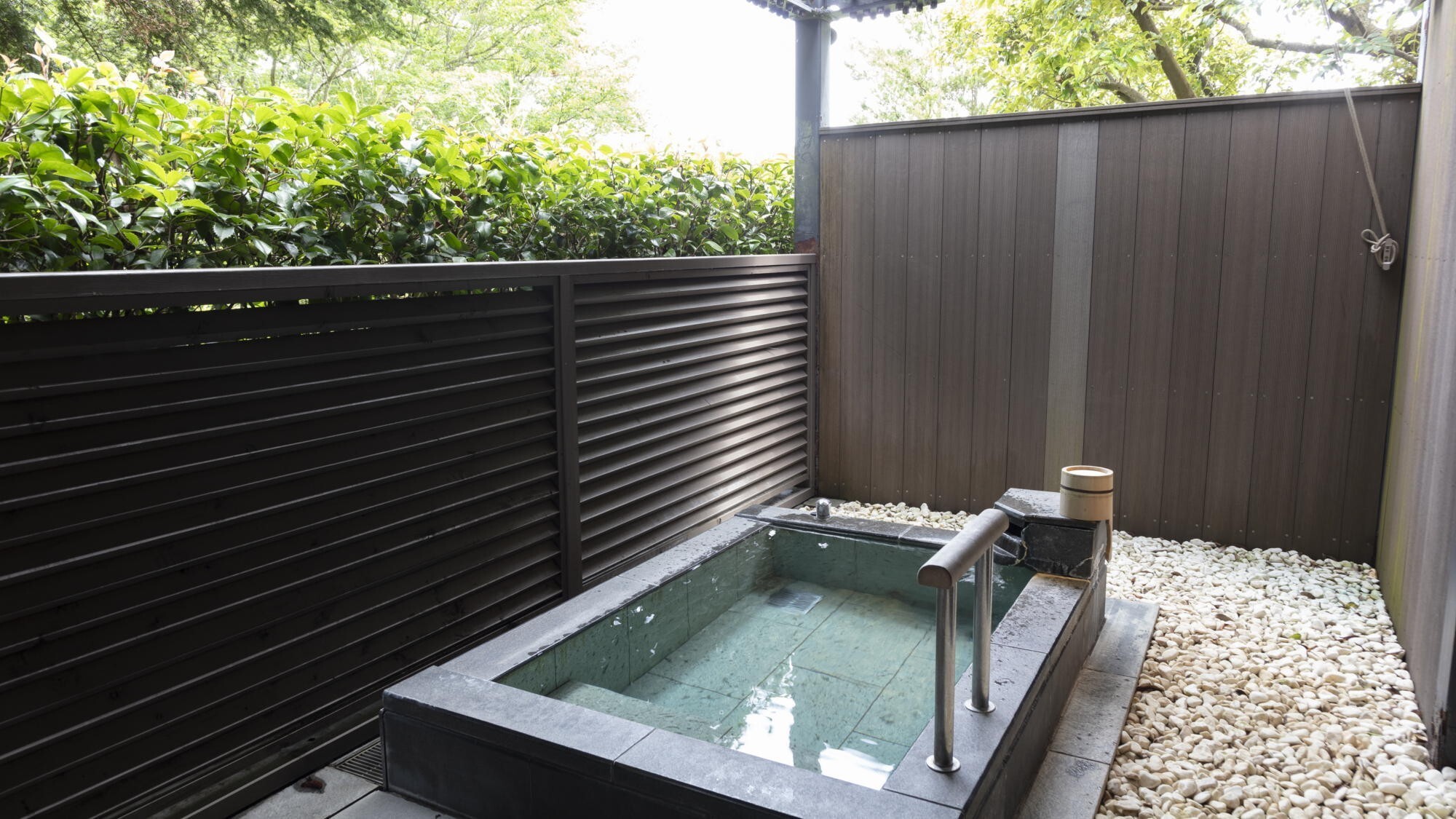 【デラックス和洋室／温泉露天風呂付（岩風呂）】露天風呂