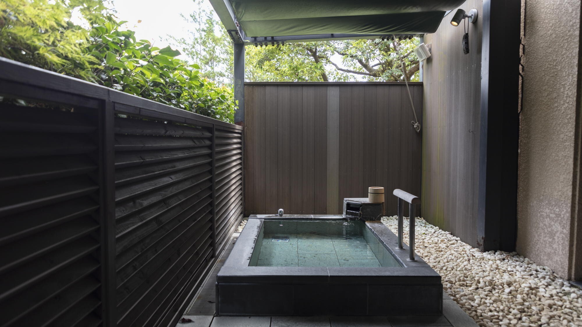 【デラックス和洋室／温泉露天風呂付（岩風呂）】露天風呂