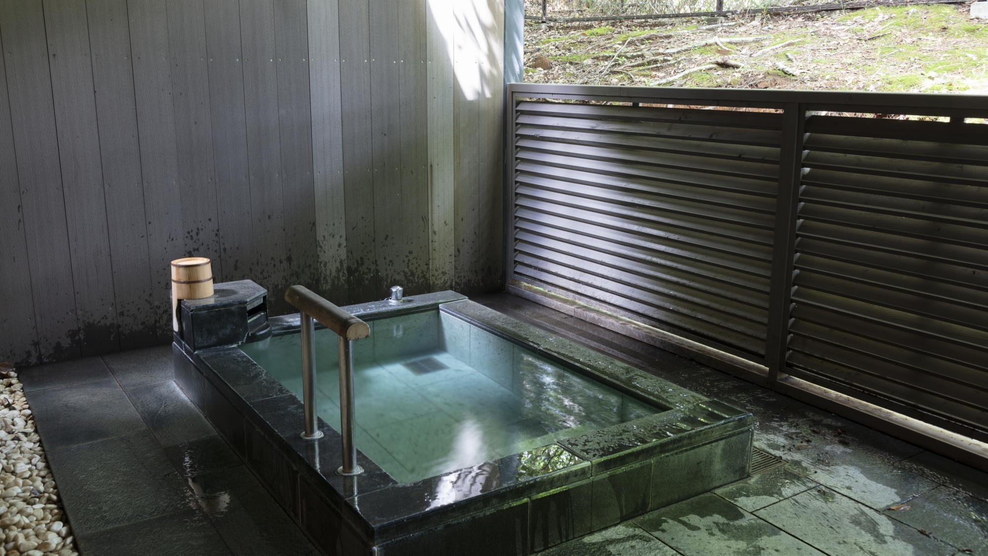 【スーペリアツイン／温泉露天風呂付（岩風呂）】露天風呂 