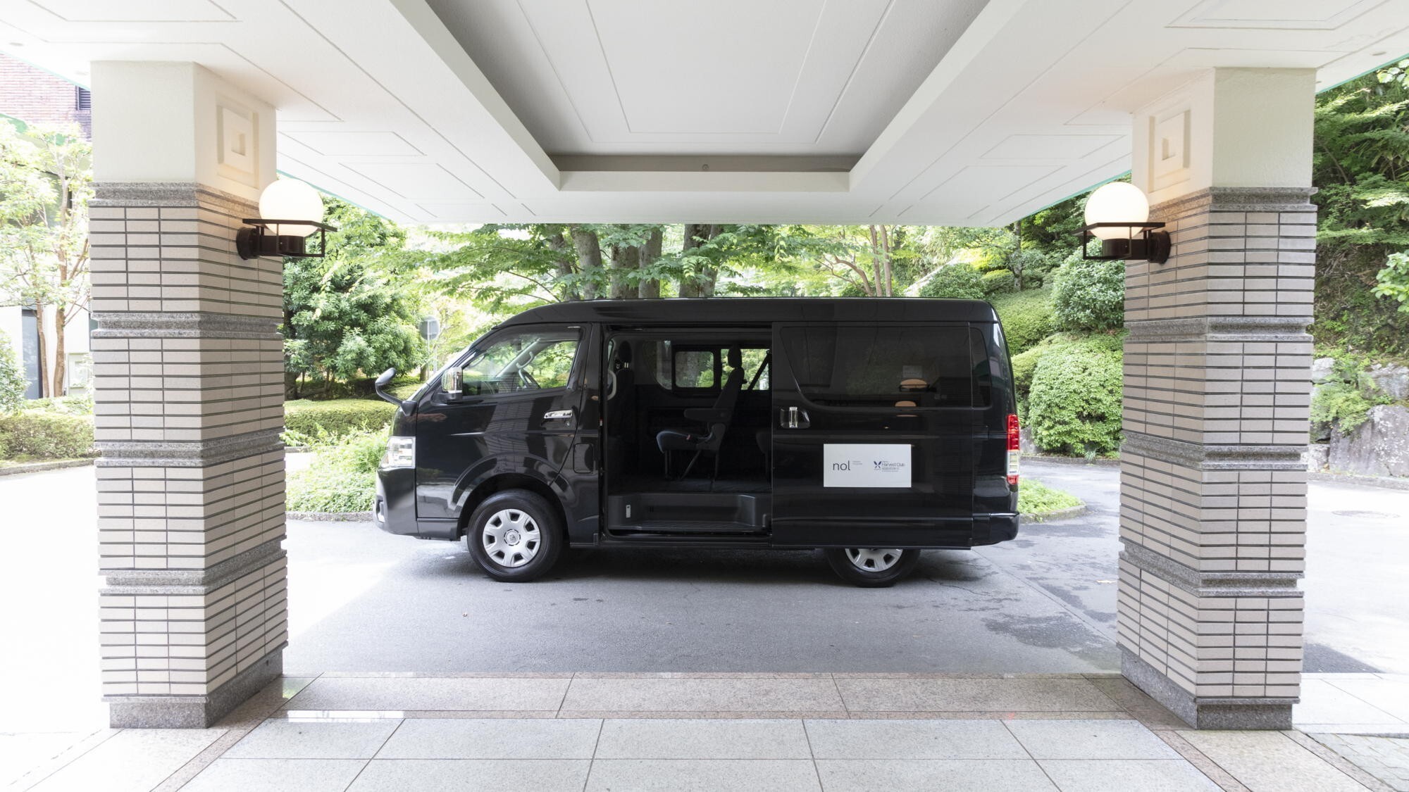 【送迎車のご案内】箱根登山鉄道「強羅駅」とホテル間をつなぐ送迎車を無料で運行いたします。