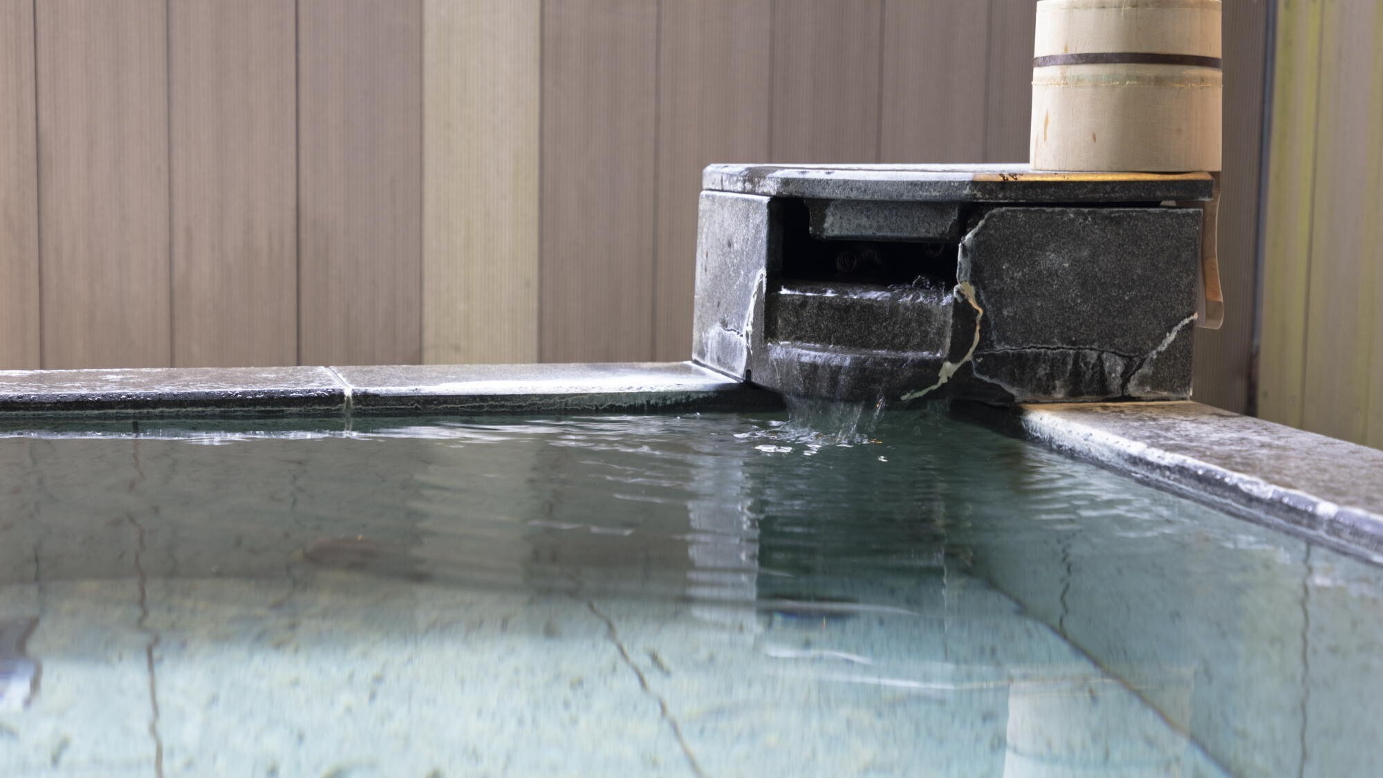 【デラックス和洋室／温泉露天風呂付（岩風呂）】露天風呂