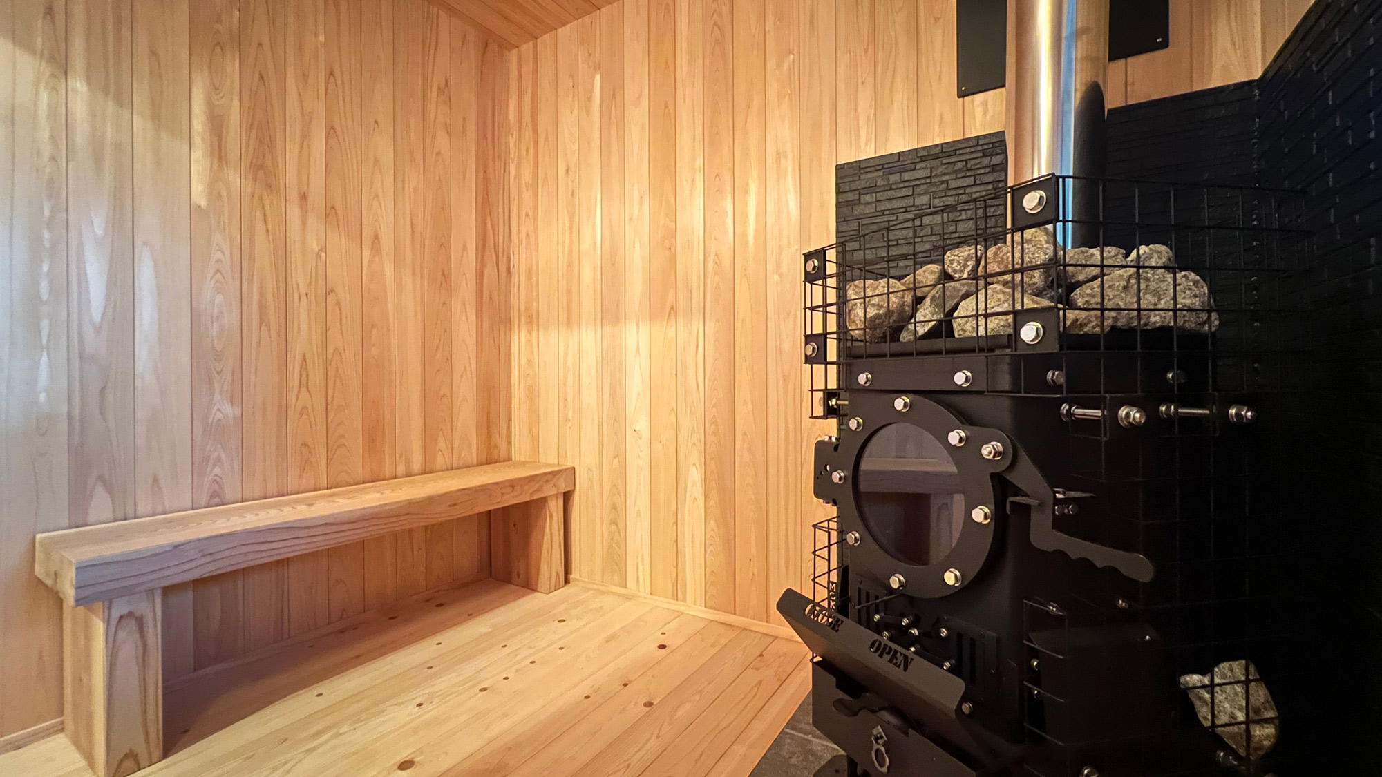 【屋外サウナ】木のぬくもりがうれしいサウナ室