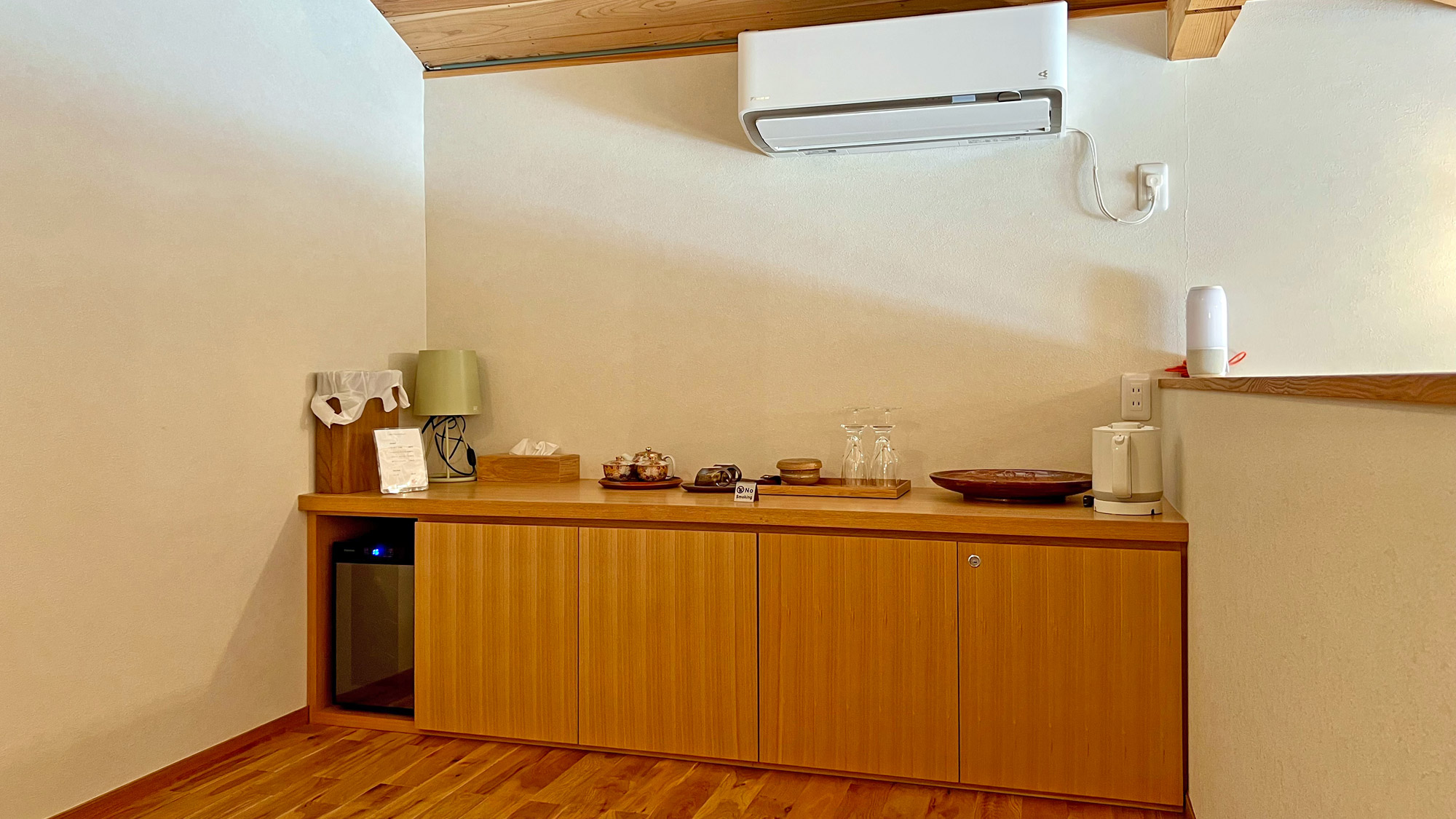 【部屋】一段高いウッドフロアにはポットやカップなど