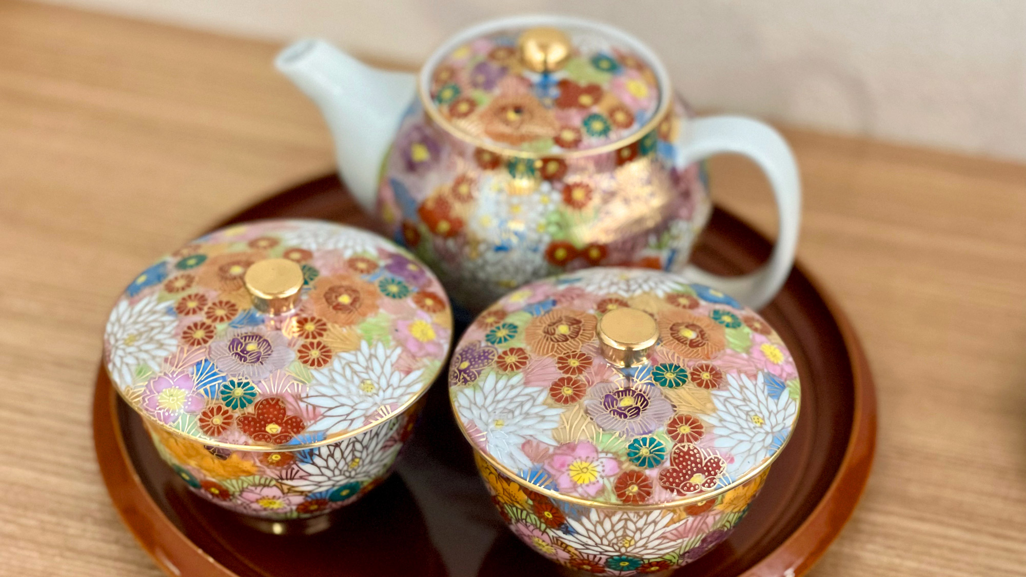 【設備】「九谷焼きの急須と湯呑み」が華やかで美しいです