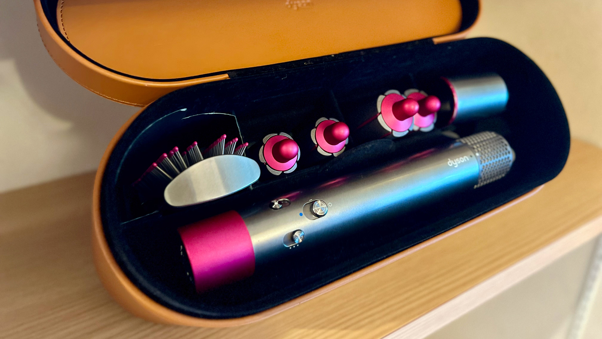 【設備】ダイソンの多機能アタッチメント付きのヘアドライヤーです