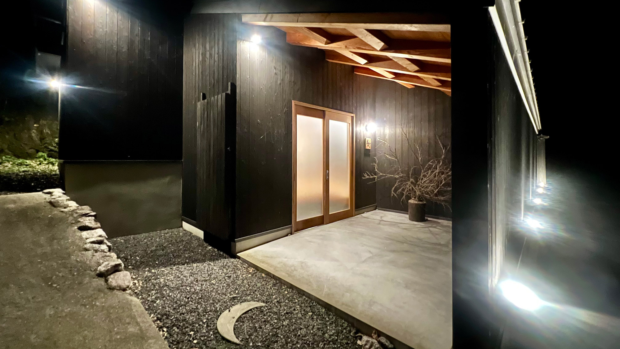 【はなれ月灯】シックな夜に溶け込む外観です