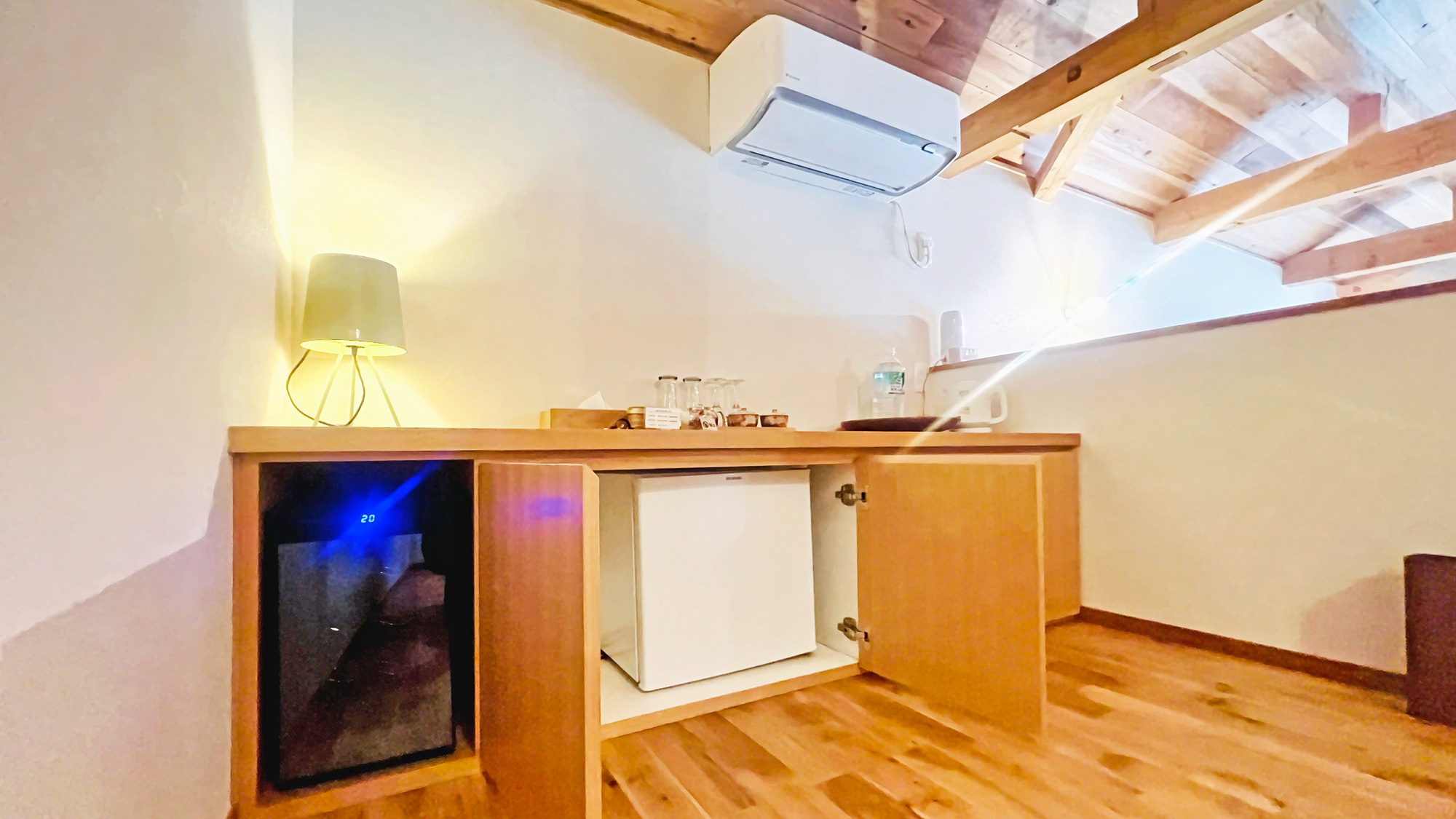 【設備】冷蔵庫だけでなく、ワインセラーもございます