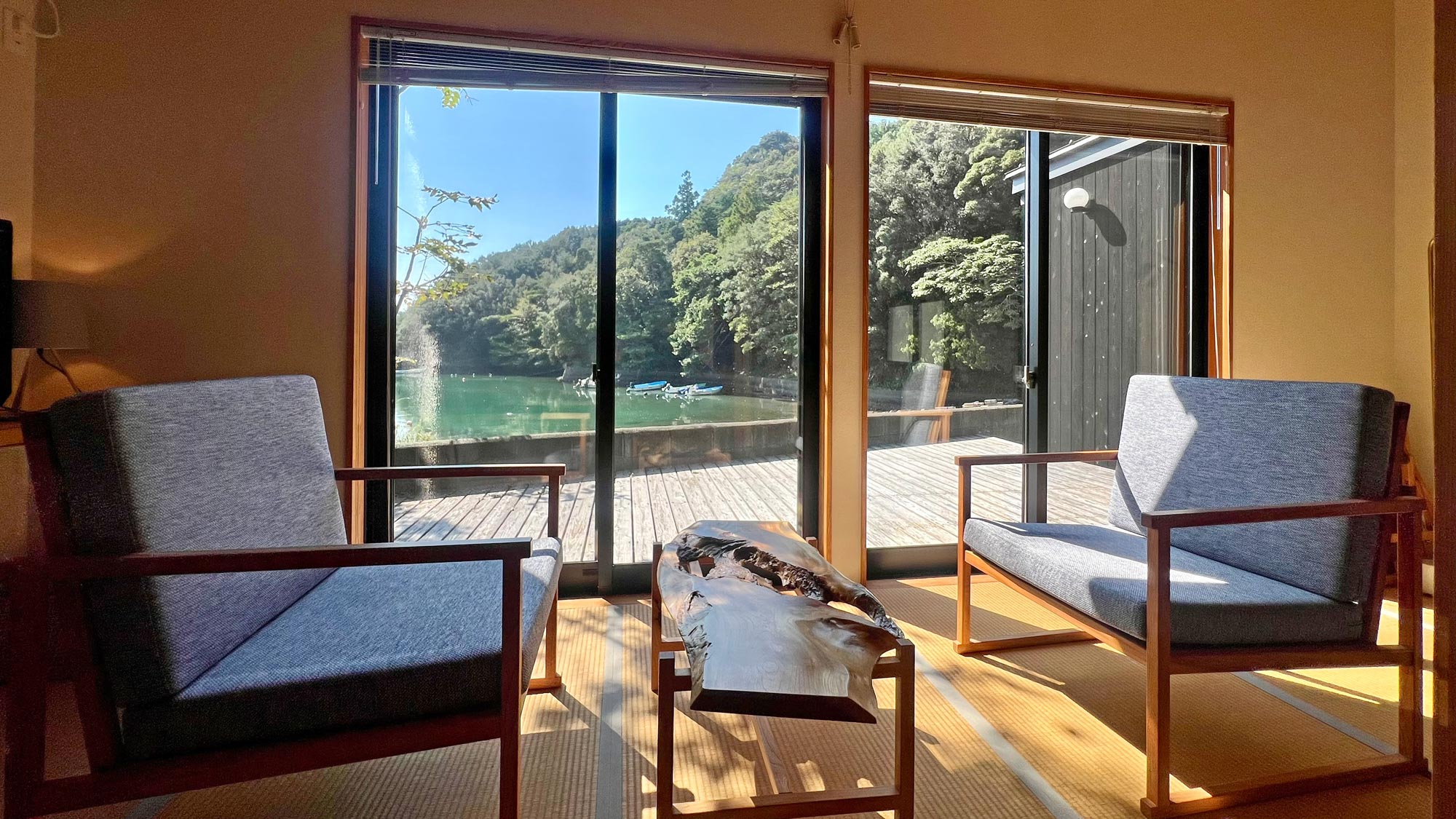 【部屋】ベランダの向こうは五ヶ所港です