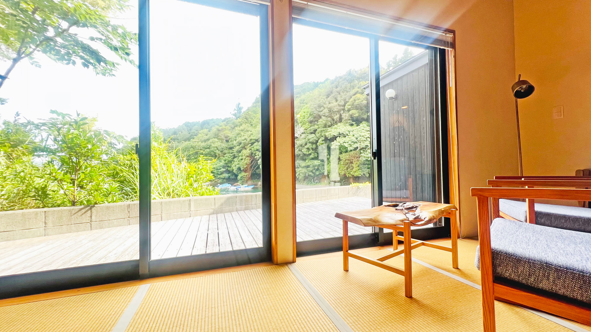 【部屋】ウッドデッキの向こうは五ヶ所港です