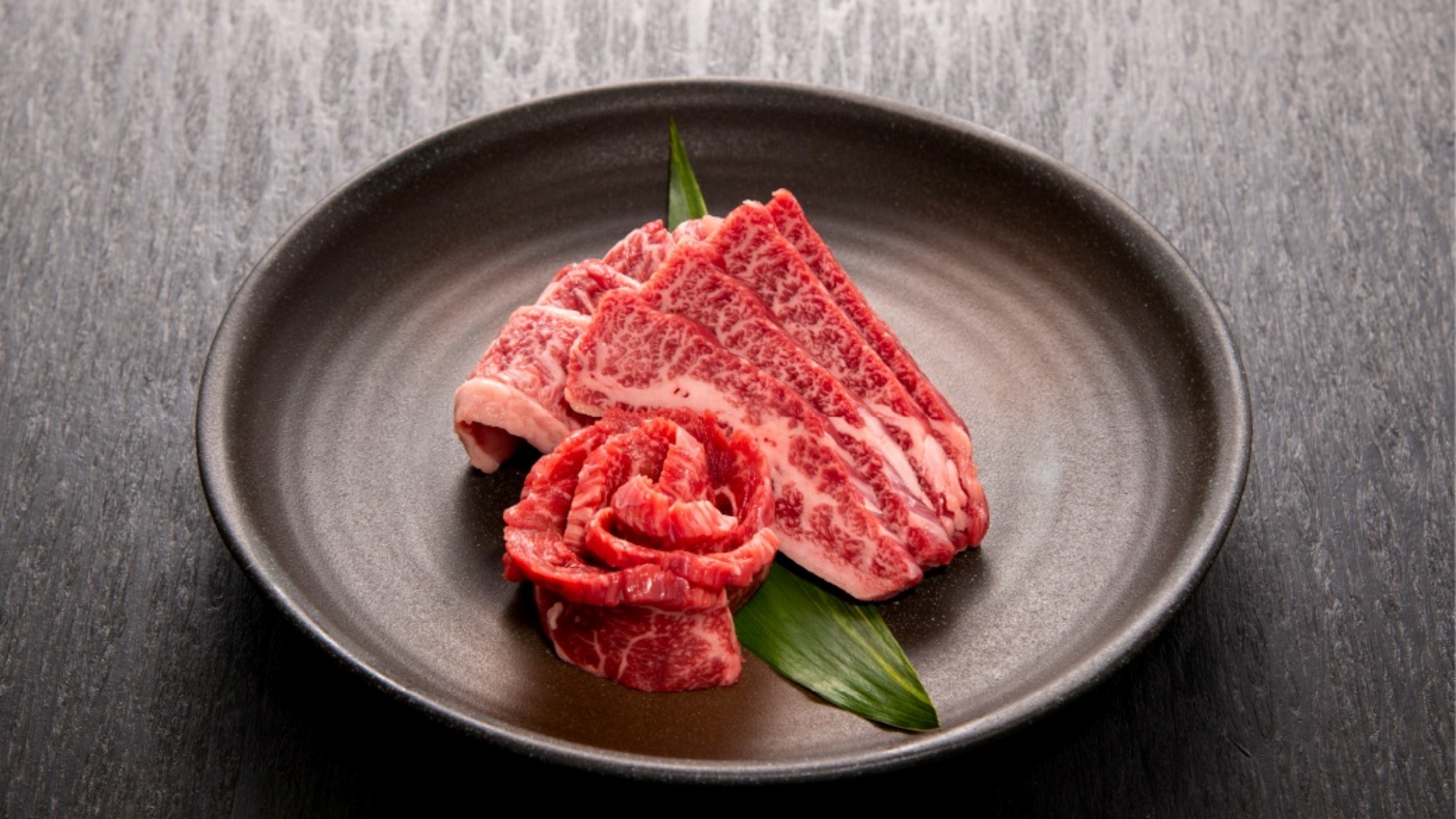 島の大自然で放牧されて育ち、とろけるような肉質が特徴の「隠岐牛」