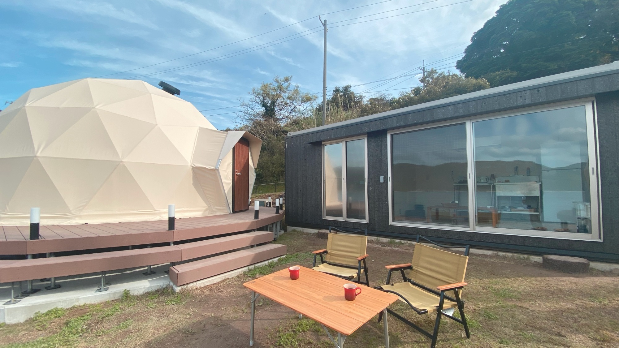 【ドームテント/外観】全室に備え付けのコンテナルーム。