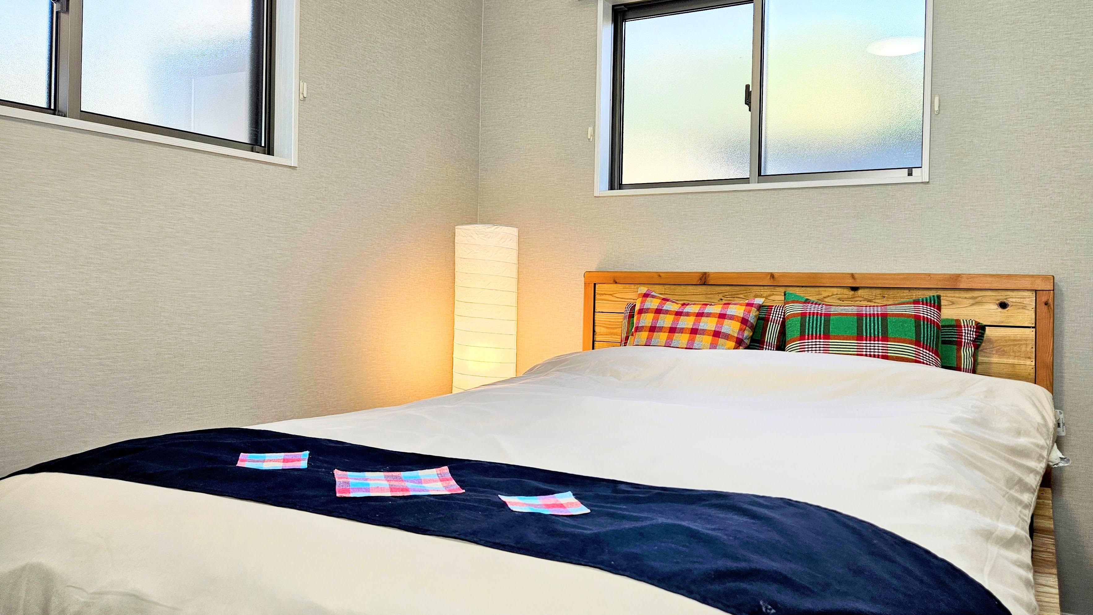 母屋(MainHouse)・寝室①ベットルーム・落ち着いた照明とシンプルな設え