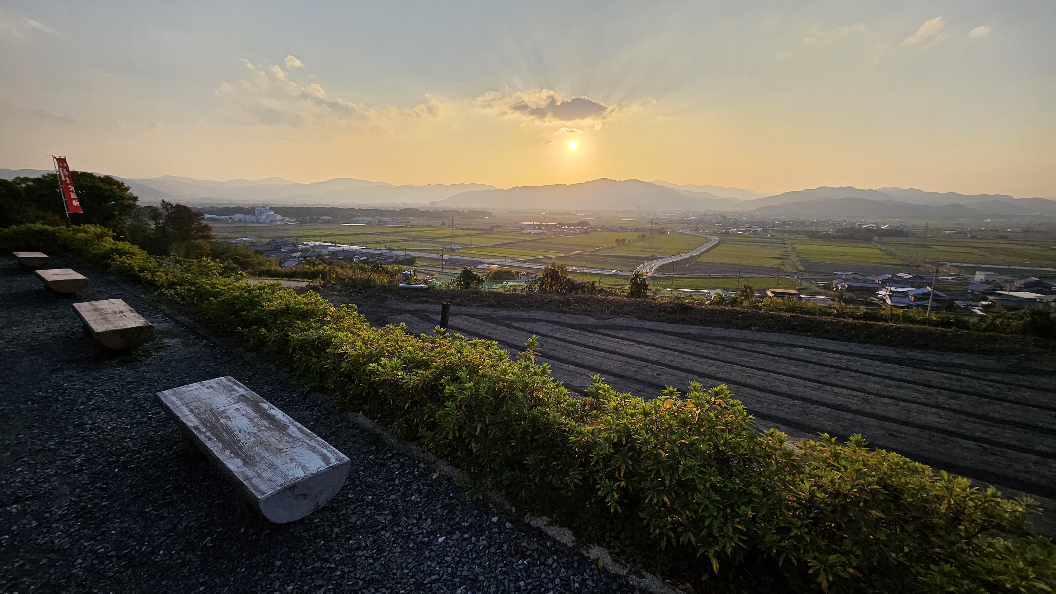 周辺施設「山並みと田園に沈む美しい夕日」
