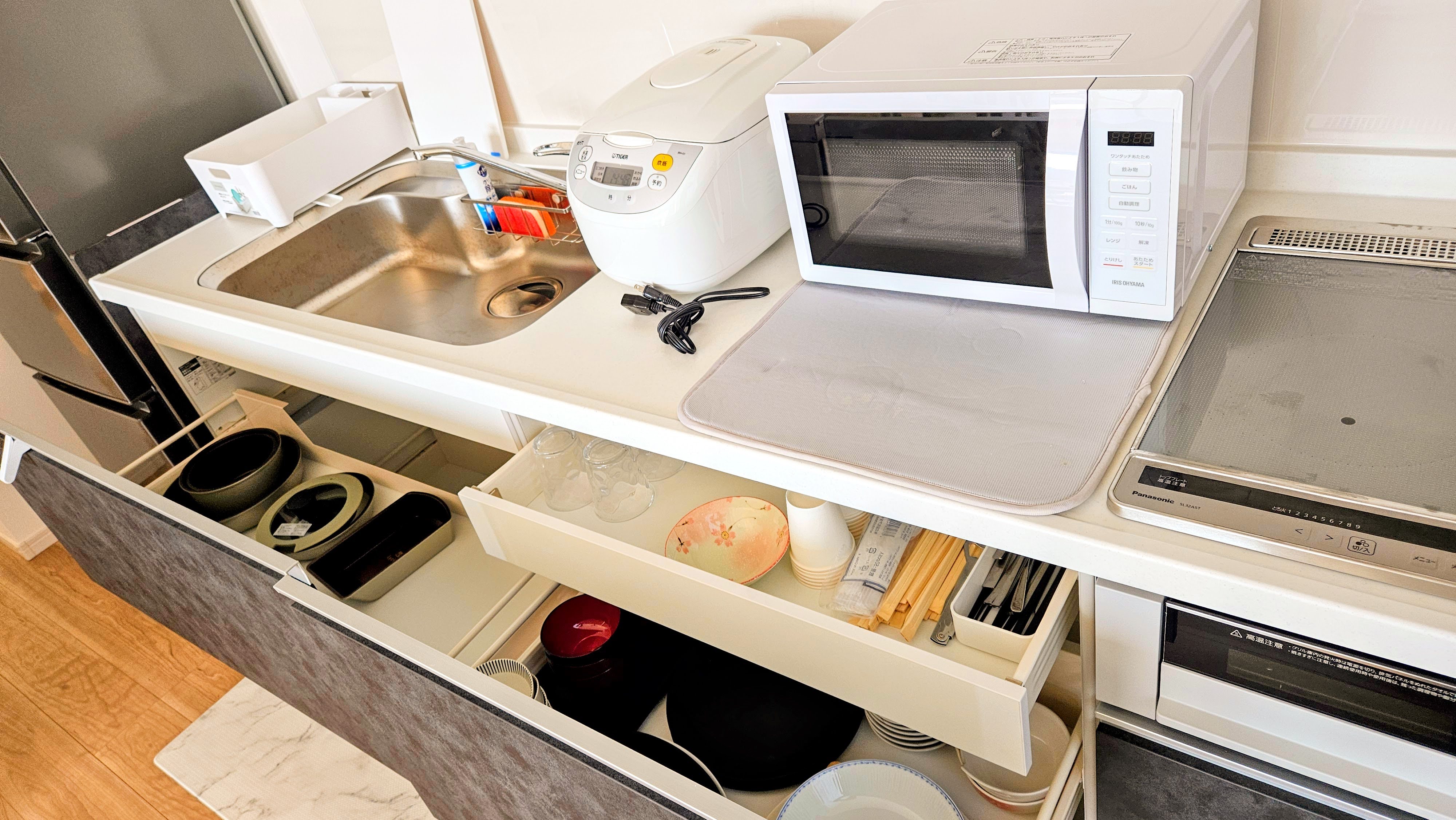 母屋(MainHouse)キッチン設備・広々とした作業スペースに加え家族やグループでの自炊にも十分対