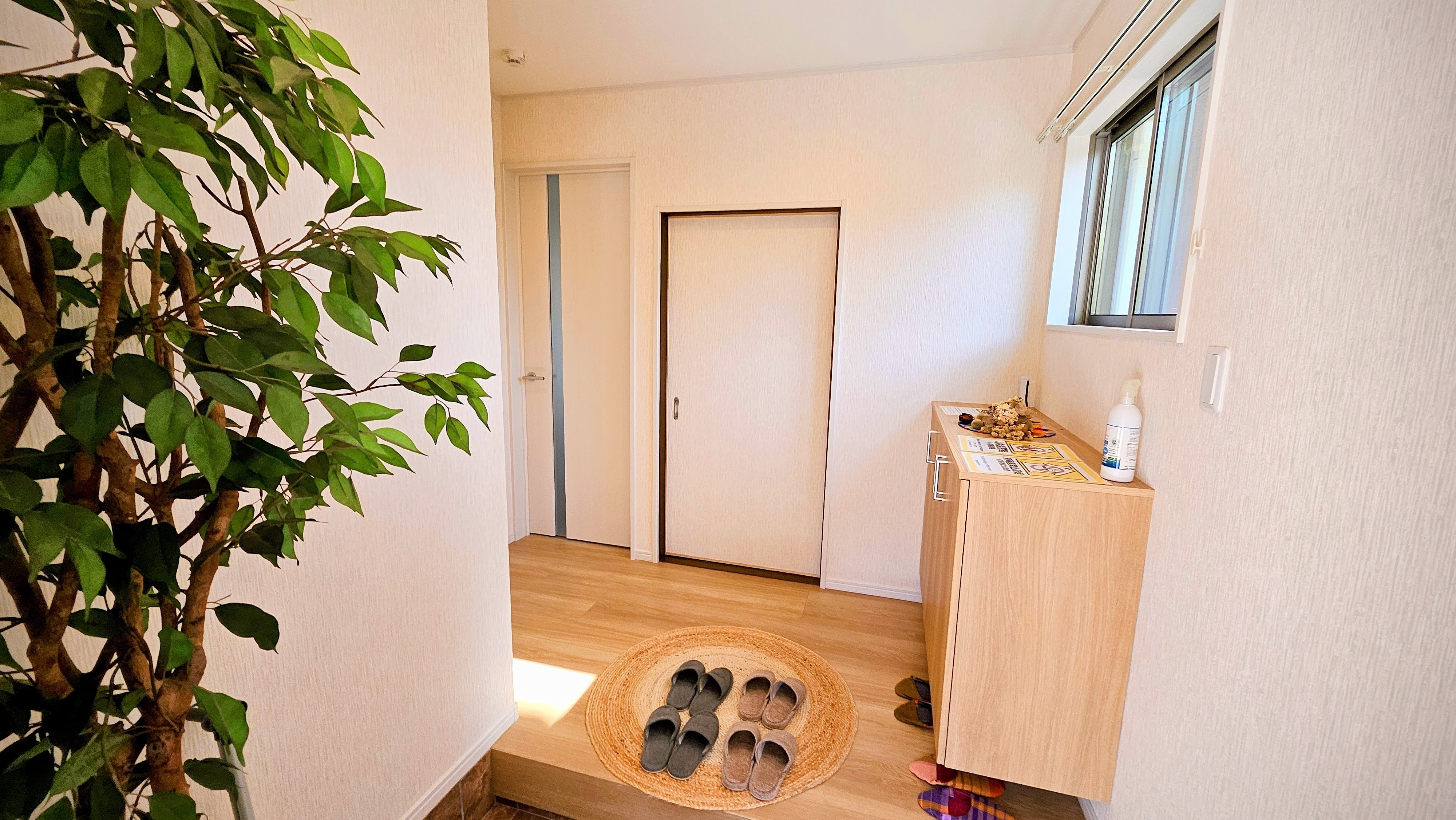 母屋(MainHouse)・エントランス／訪れる人をやさしく迎え入れる玄関口