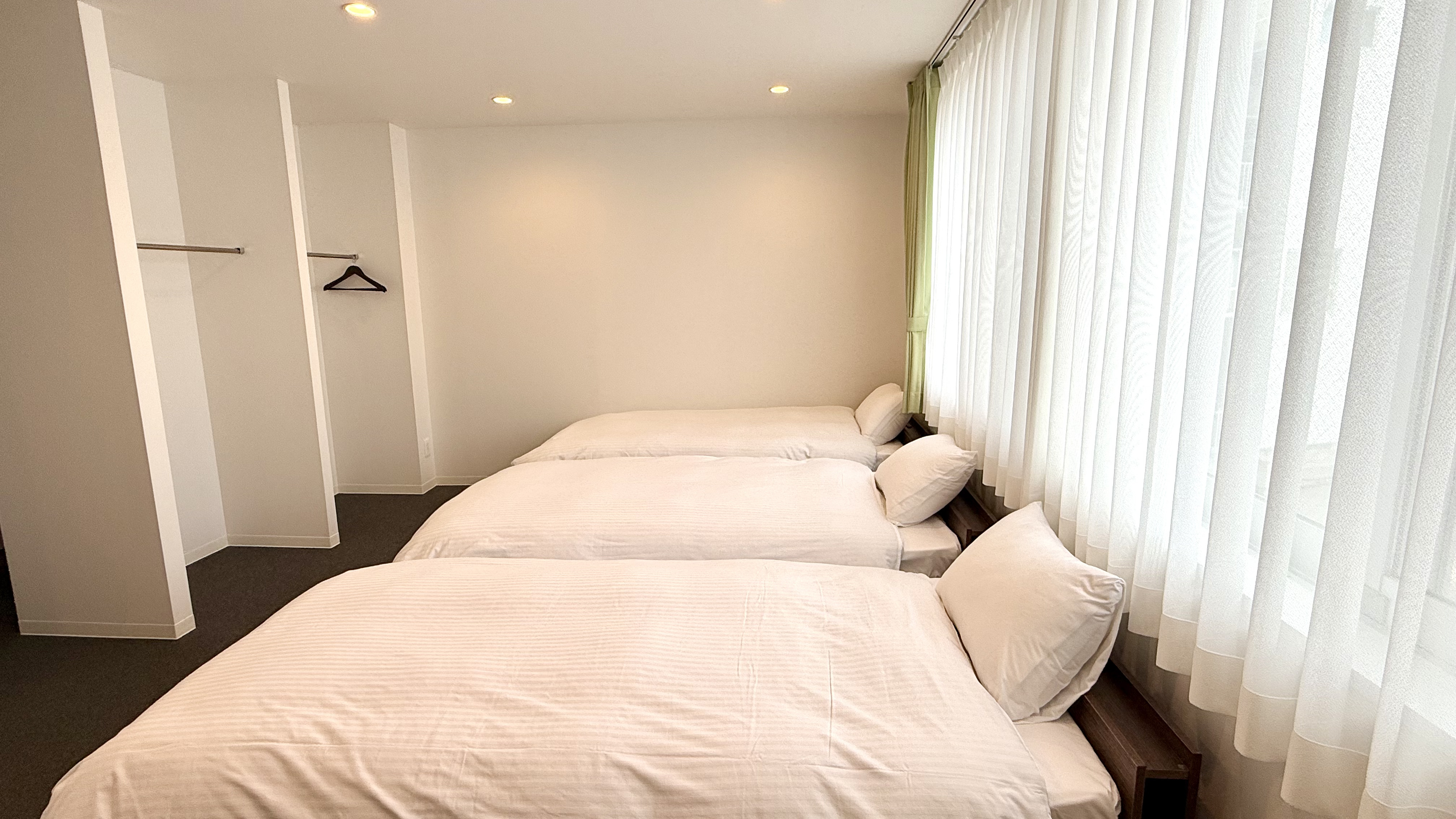 ◆3シングルベッドルーム(バス・トイレ別)◆37㎡【ベッド幅98cm&times;3】