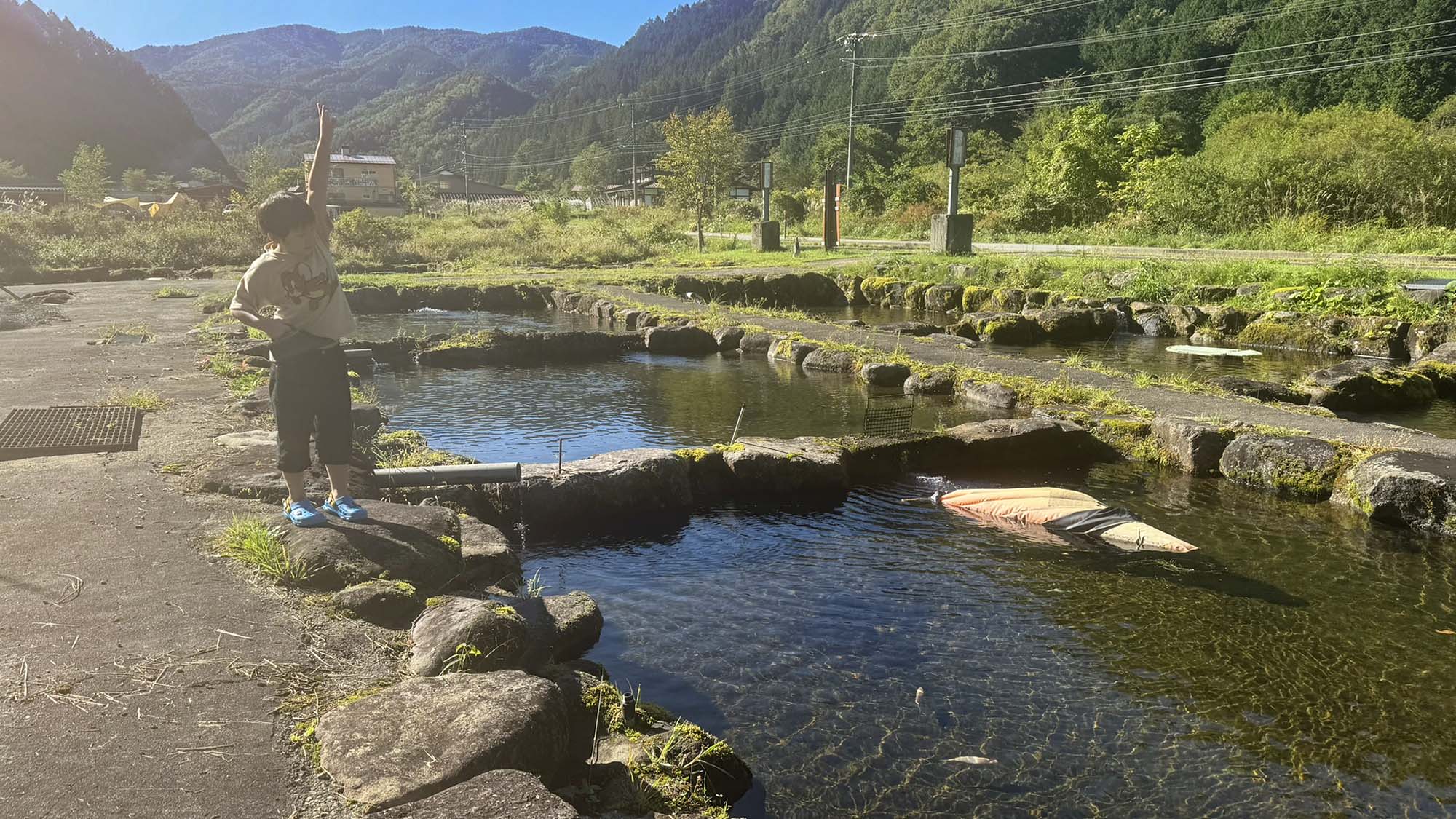 ・【釣り堀】水の中をスイスイと泳ぐ魚にお子様も興味津々！イワナやニジマスなどの魚がいます