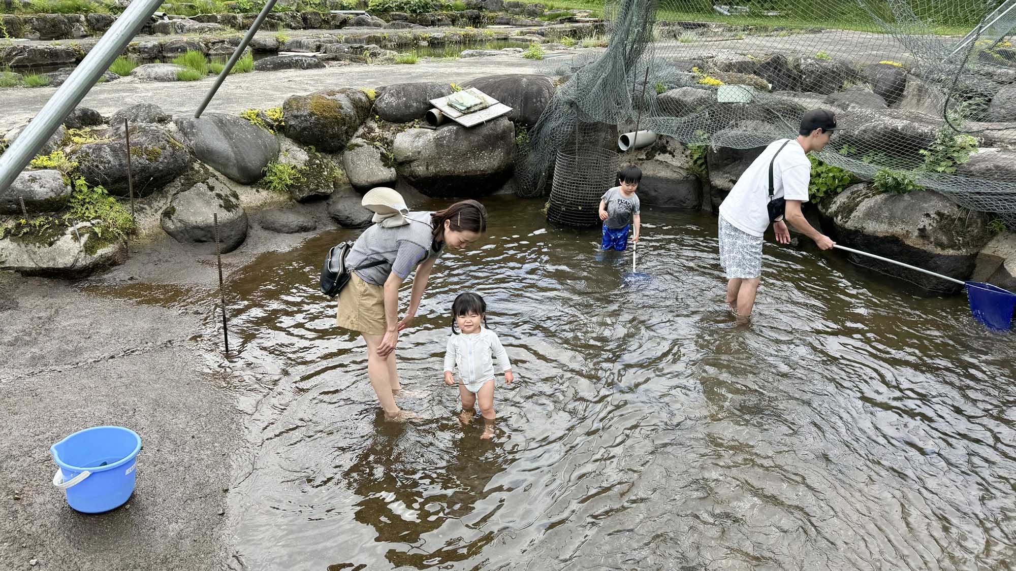 ・【釣り堀】池の川魚をつかみ取り！捕まえた魚は串焼きにして食べることもできます（※有料）