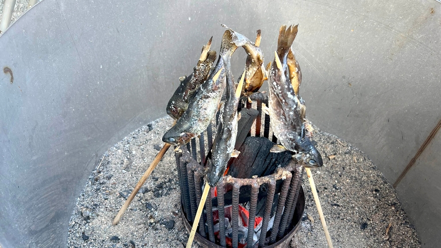 ・【釣り】炭火でじっくりと焼く事により、パリパリの皮とホクホクの身に仕上がります