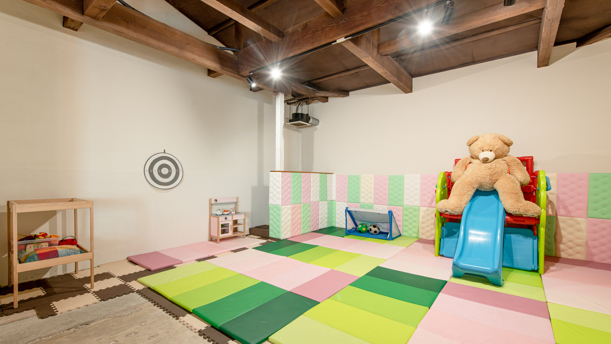 *お子さま連れの方も楽しめる岡八♪お子さまが自由に遊べるスペースも用意しております