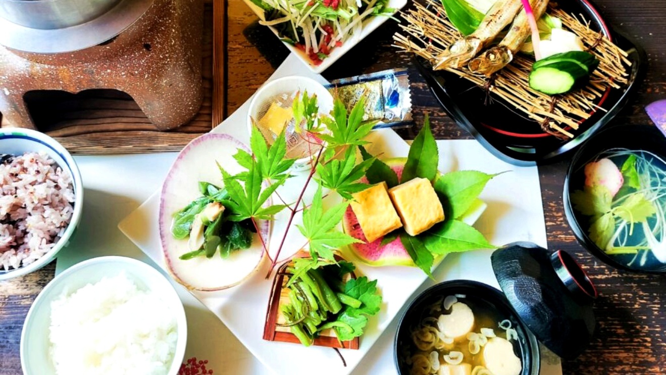 【早期予約60日前でお得】スタンダード｜四季折々の山と川の幸を盛り込んだ夕食膳【夕朝食付】