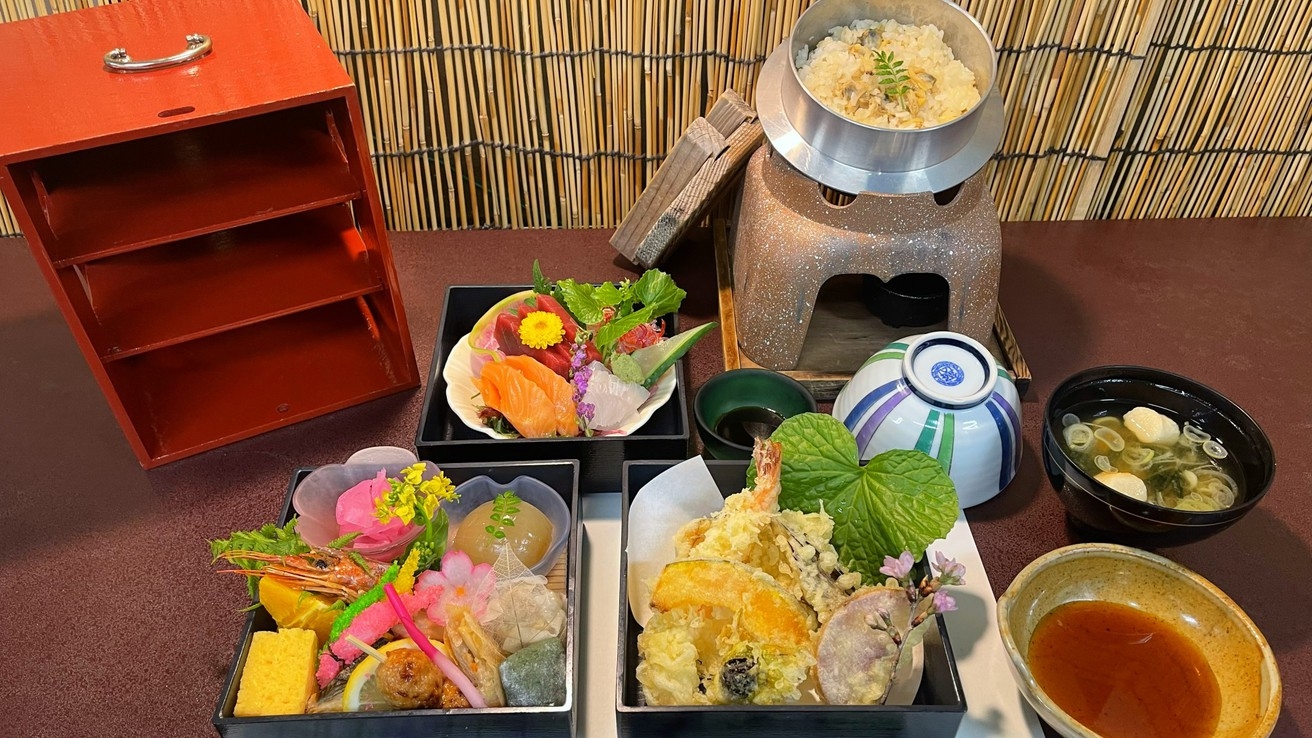 ＼驚きの9，800円／夕朝食付｜平日・日曜限定シニア様(60歳以上)対象！三段重夕食膳と温泉で癒し旅