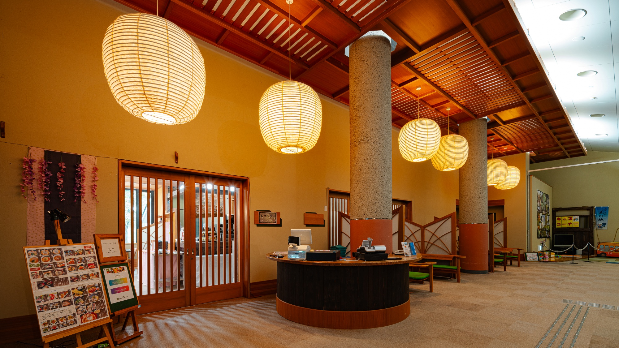 *ロビー/心落ち着く和モダンの設えで、特別な滞在のはじまりを。