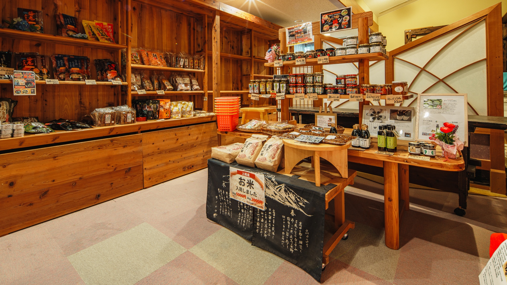 *お土産コーナー/おつまみ・お菓子・漬け物等をご用意。中でも、煮〆昆布が好評です！