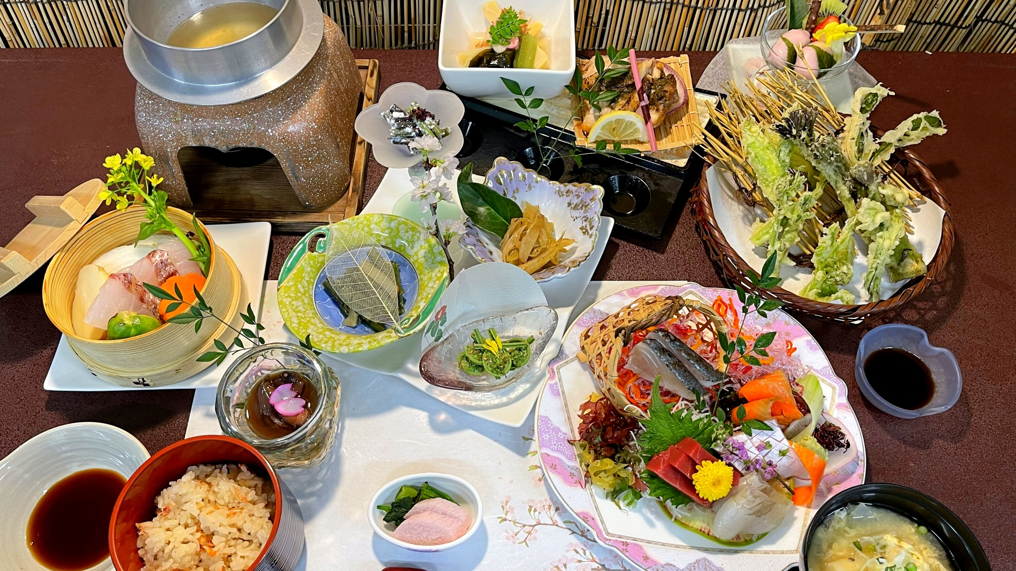 *夕食一例/料理長おすすめ旬食材たっぷりの夕食膳で心も体も満たされる特別なひとときを。