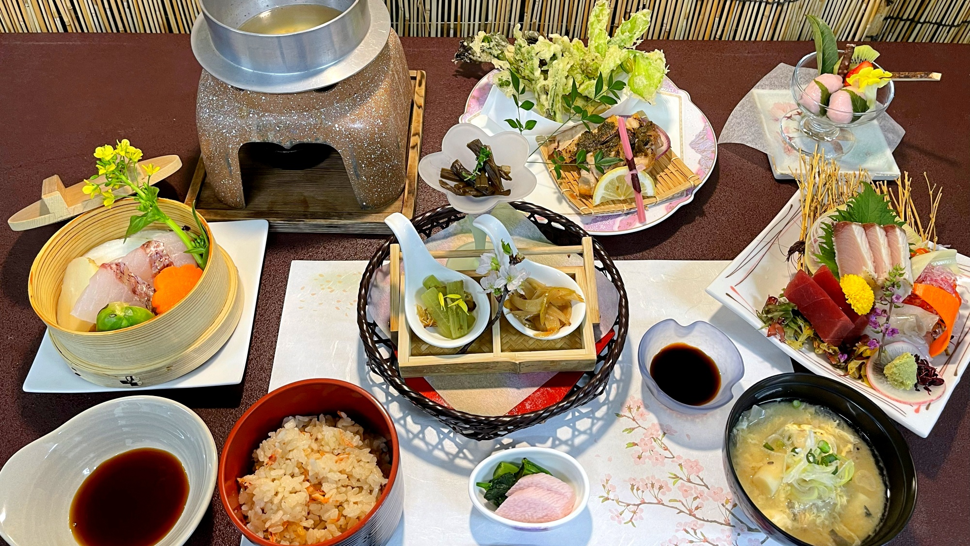*夕食一例（スタンダード）/海と山の恵みが詰まった夕食膳をお楽しみください。