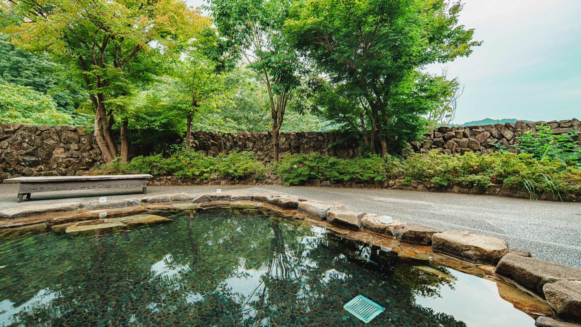 *露天風呂/刺激の少ない単純温泉で、体の芯までぽかぽか温まります。