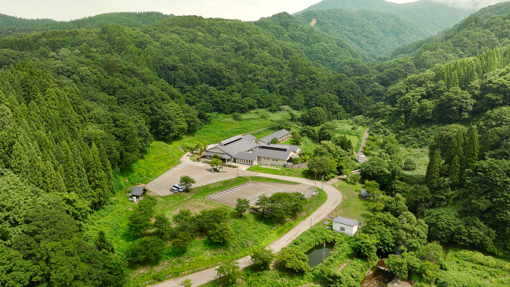 *外観/四季の山里に包まれた寛ぎの宿で心安らぐひとときを。