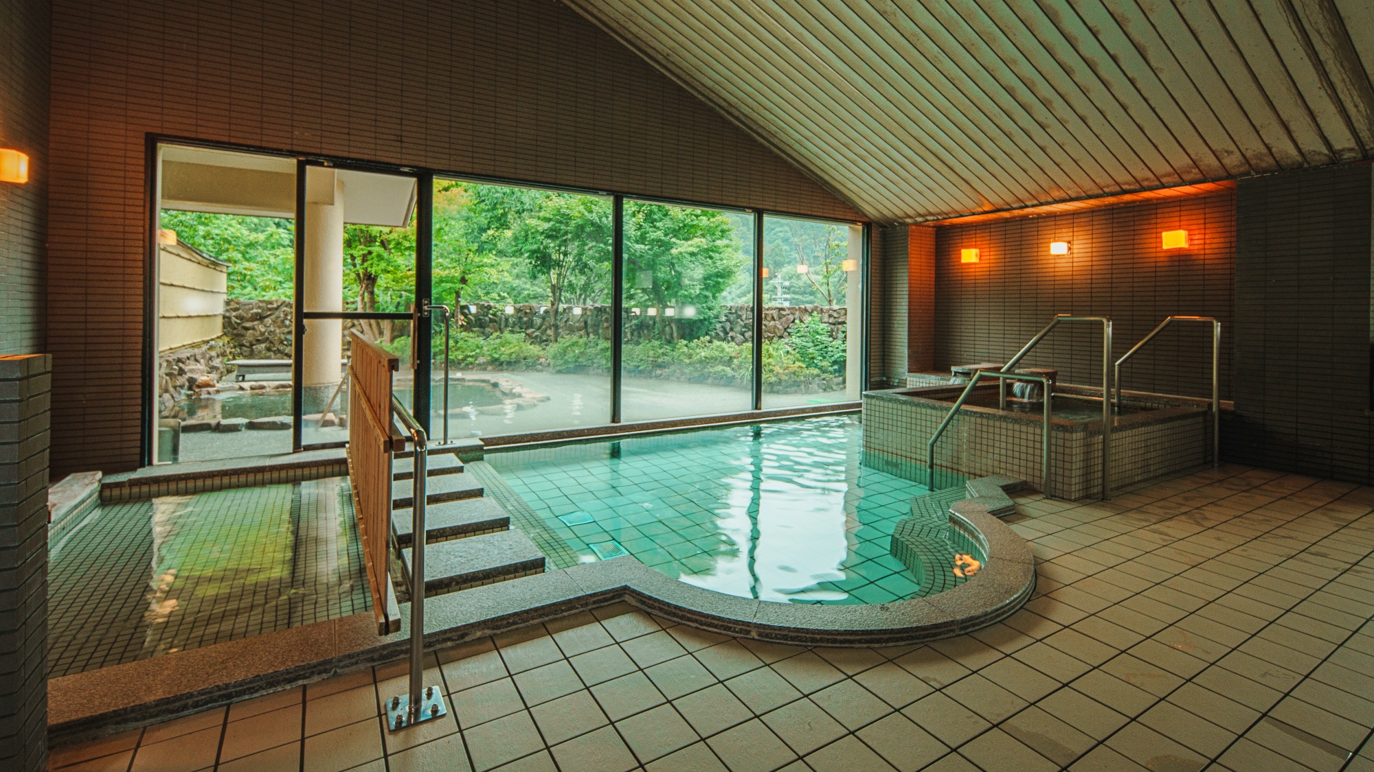*内風呂/大浴場・露天風呂・寝湯・ミストサウナなど多様なお風呂を愉しむことができます。