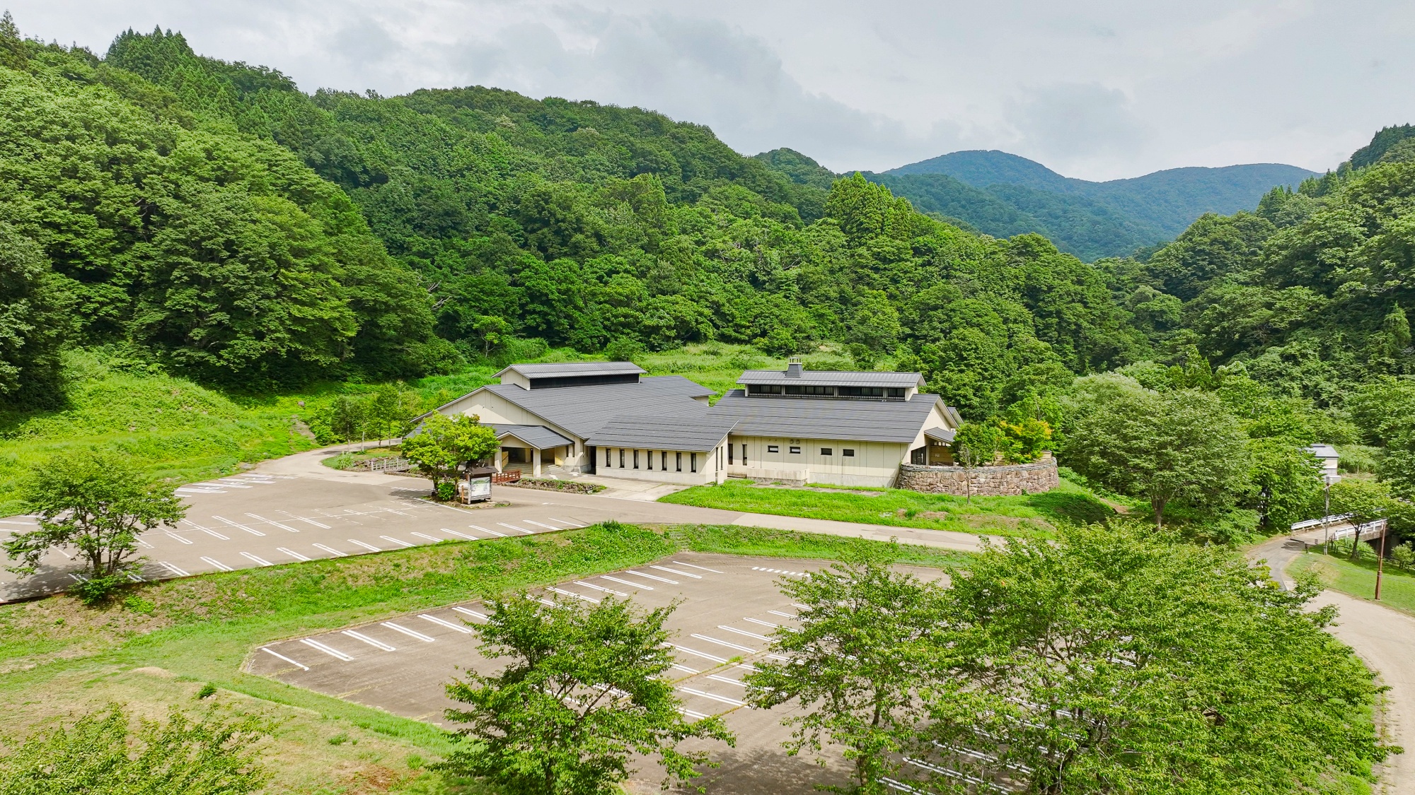 *外観/豊かな緑に囲まれた静寂の地で、心ほどける贅沢なひとときを。