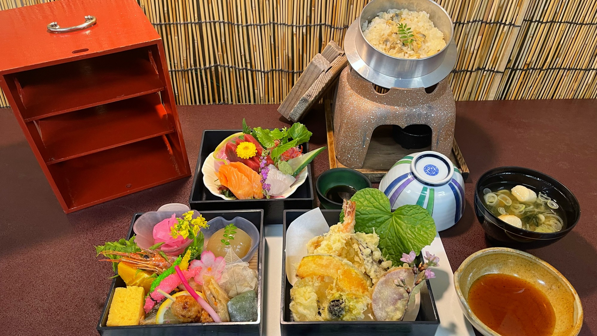 *夕食一例/海と山の恵みを詰め込んだ、彩り豊かな「三段重夕食膳」をご用意！