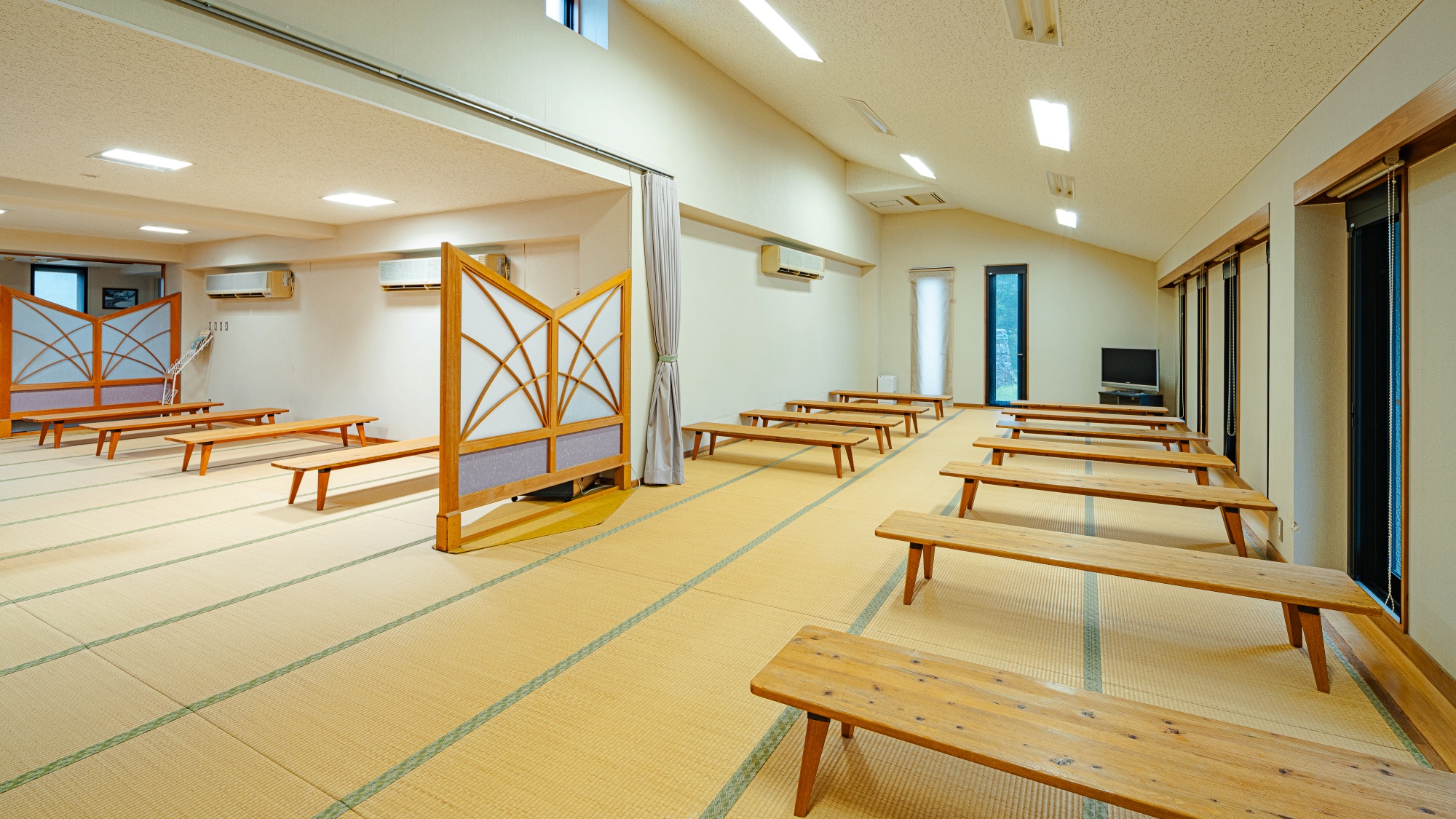 *休憩室/L字型の広々とした大広間となっており、ゆっくりおくつろぎ頂けます。